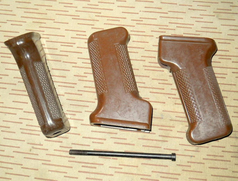 === 3x Griff + 1x Schraube zu Kalaschnikow AK47 AKM AK74 – orig. aus DDR/NVA-Bestand === – Bild 1