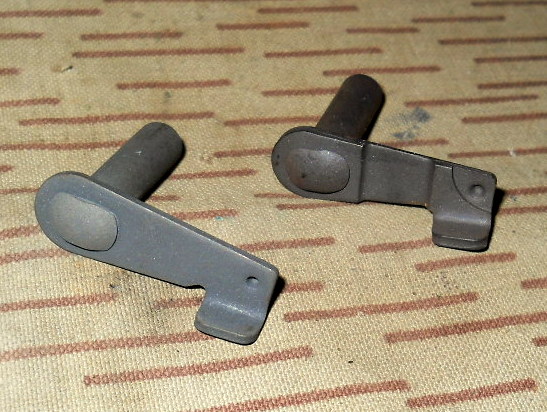 === 2versch. orig. Verriegelungshebel (unben.) von Gasrohr an Kalaschnikow AK-Mod. (AK47 AKM usw.) = – Bild 1