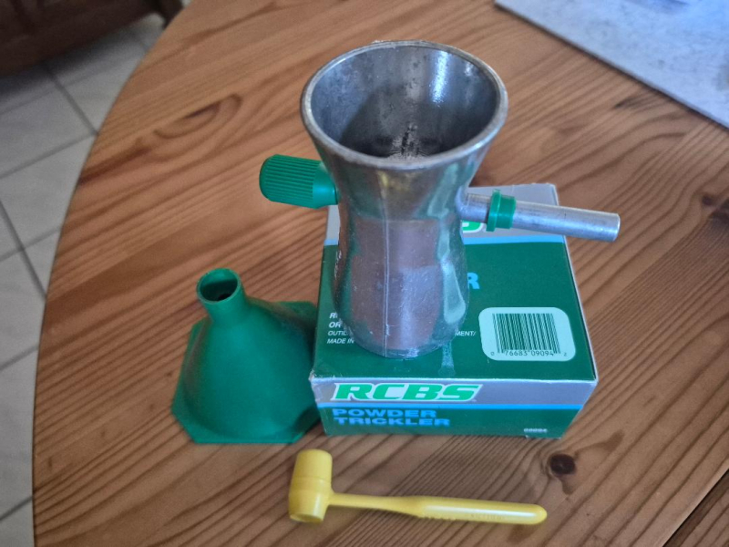 RCBS Powder Trickler + RCBS Trichter + LEE Pulverschöpfer – Bild 1