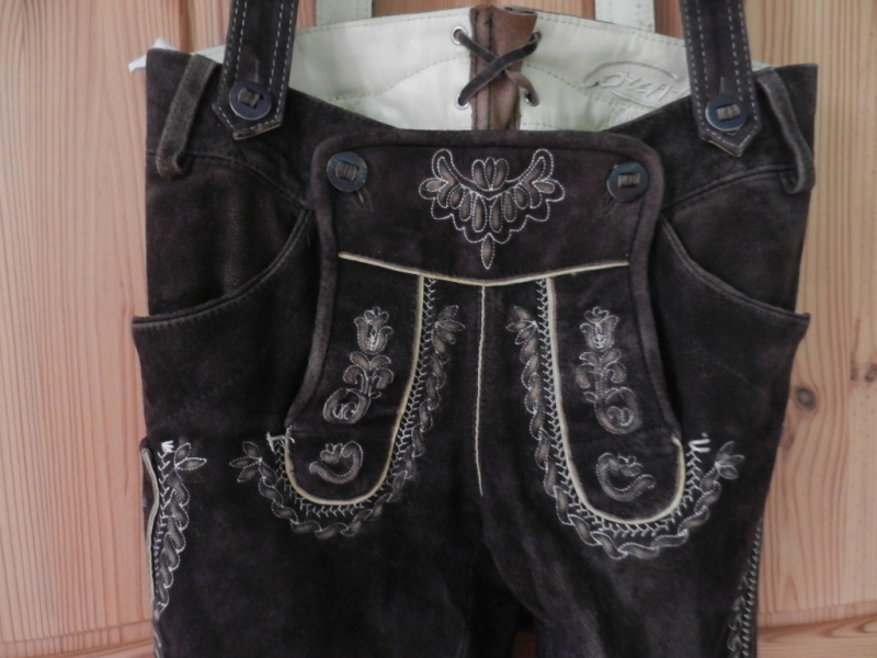 COUNTRY MADDOX KINDER Trachtenlederhose mit Trägern und Stickverzierungen - braun - Größe 32 – Bild 2