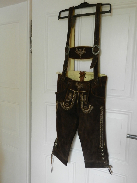 COUNTRY MADDOX KINDER Trachtenlederhose mit Trägern und Stickverzierungen - braun - Größe 32 – Bild 1