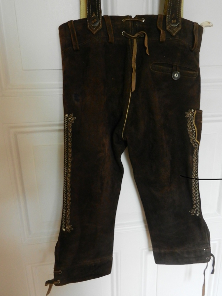 COUNTRY MADDOX KINDER Trachtenlederhose mit Trägern und Stickverzierungen - braun - Größe 32 – Bild 3