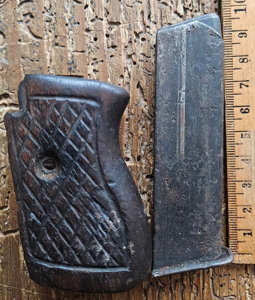 Historisches Set: Original Holz-Griffschale, Magazin & Schrauben (Kal. 7,65mm) – Vintage Sammlerstüc – Bild 1