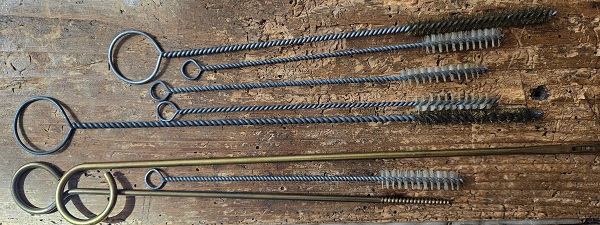 Konvolut: 7x Historische Waffen-Reinigungsbürsten & Putzstöcke Messing / Draht – Bild 1