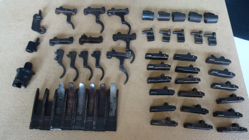 K98 / G98 Mauser Ersatzuteile Konvolut ! Ca.60 Teile , Abzug Visier , Schlosshalter ect. ........... – Bild 1