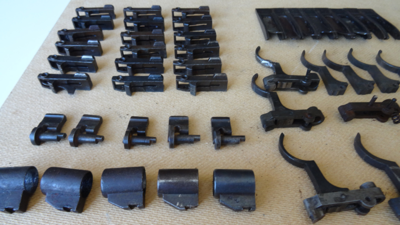 K98 / G98 Mauser Ersatzuteile Konvolut ! Ca.60 Teile , Abzug Visier , Schlosshalter ect. ........... – Bild 5