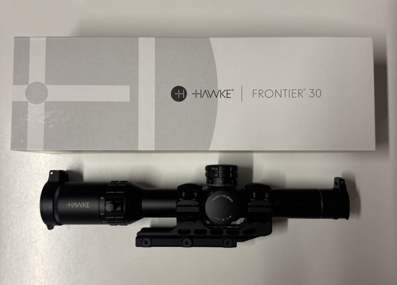 Hawke Frontier 30 1-6x24 LPVO mit UTG Montage – Bild 1
