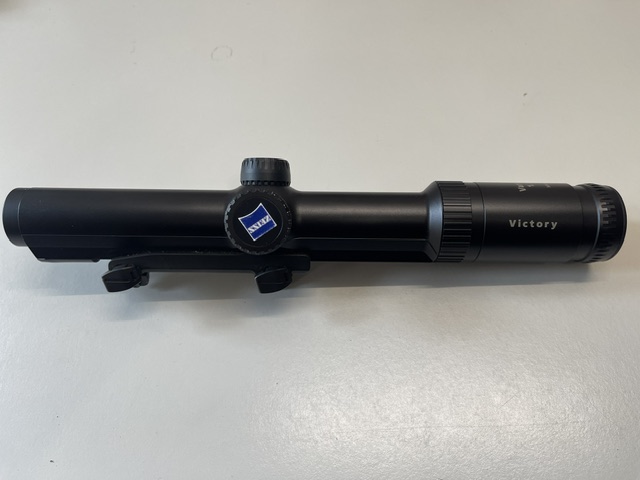 Drückjagdglas Zeiss Victory Varipoint 1,1-4x24 mit Schiene – Bild 1