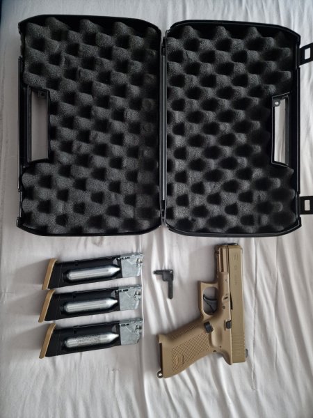 Umarex Glock 19x CO2 mit zwei Zusatzmagazinen – Bild 1