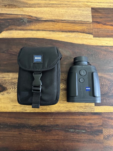 ZEISS 8x26 LRF – Laser-Entfernungsmesser – Bild 1