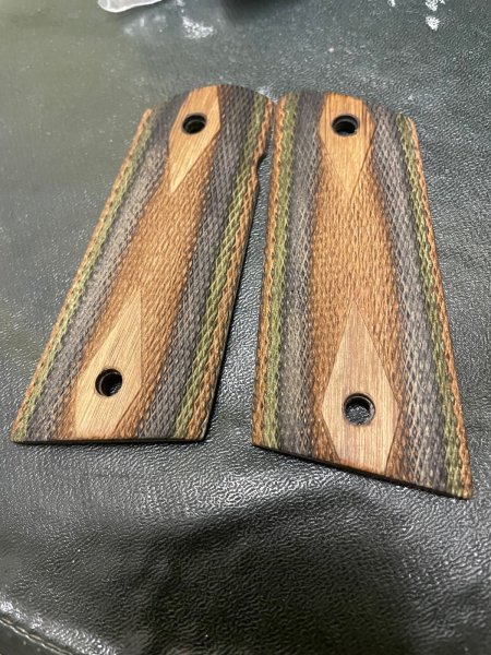 Holzgriffschalen für LAR Grizzly Mark 1 – Bild 1