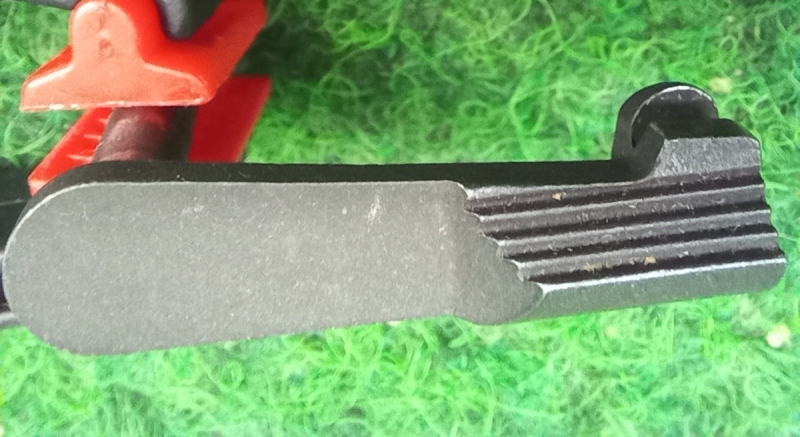 Colt Ersatzteil. Schlittenfanghebel für Colt US Property 1911 in Phosphatiert – Bild 1