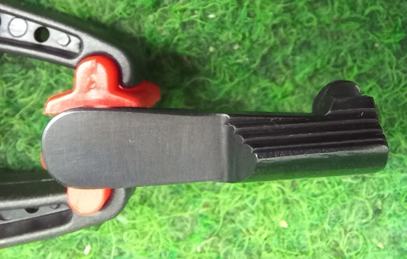 Colt Ersatzteil. Schlittenfanghebel für Colt 1911 in brüniert – Bild 1