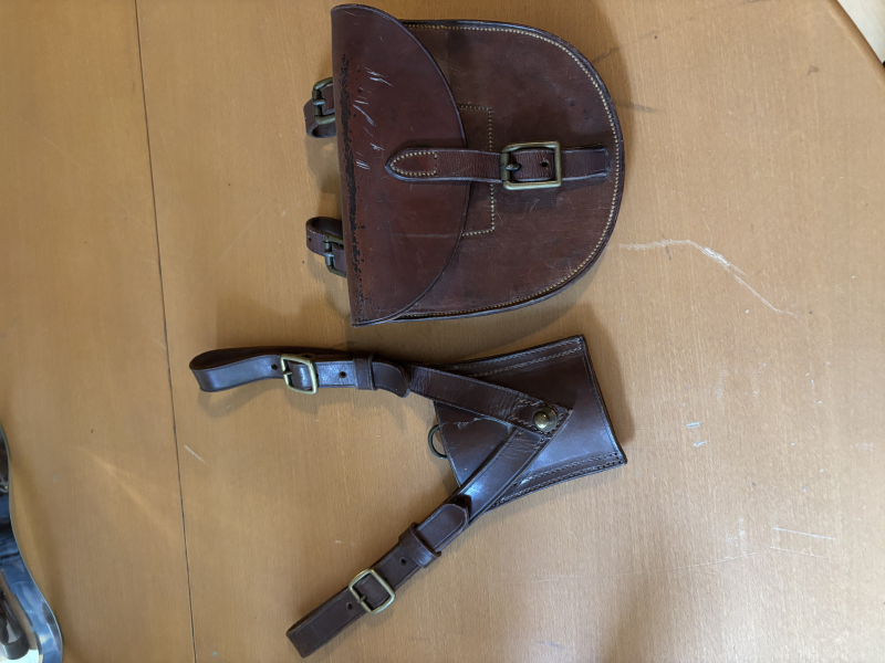 WWI englische Tasche und Degenzubehör – Bild 1