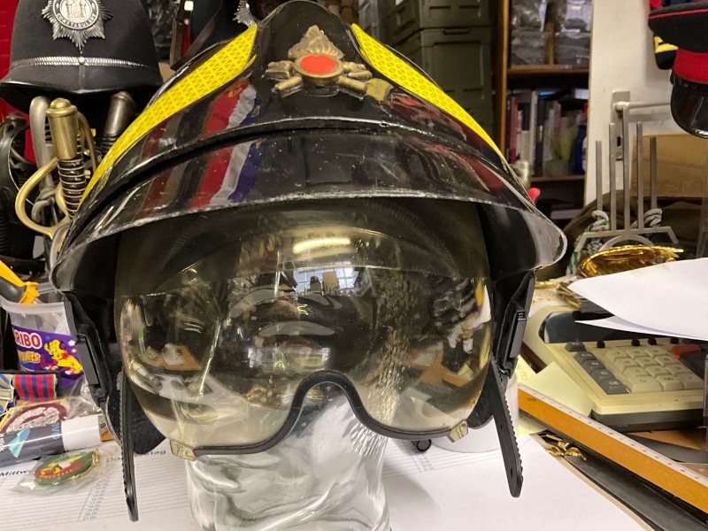 Feuerwehrhelm Italien, Firefighter, Helm, mit Abzeichen – Bild 5