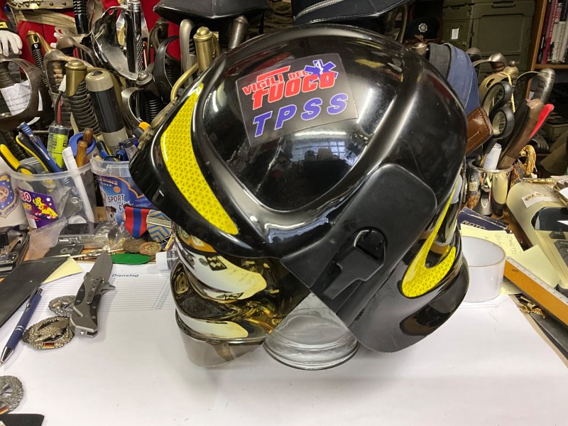 Feuerwehrhelm Italien, Firefighter, Helm, mit Abzeichen – Bild 4