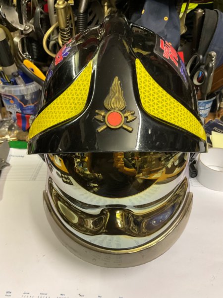 Feuerwehrhelm Italien, Firefighter, Helm, mit Abzeichen – Bild 1