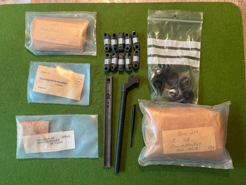 AK 47 KONVOLUT FREIE TEILE ORIGINAL DDR ARSENALWARE ZUM TEIL NOCH VERSIEGELT – Bild 1