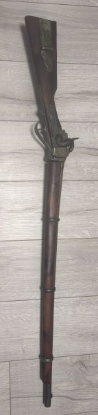 ein altes Vorderladergewehr – wahrscheinlich eine historische Muskete oder eine Steinschloss- oder P – Bild 1