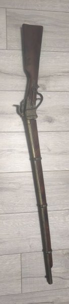ein altes Vorderladergewehr – wahrscheinlich eine historische Muskete oder eine Steinschloss- oder P – Bild 3