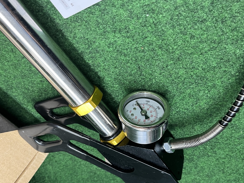 Handpumpe für Pressluftwaffen+Füllschlauch und 4 Adapter max. 300 bar – Bild 3
