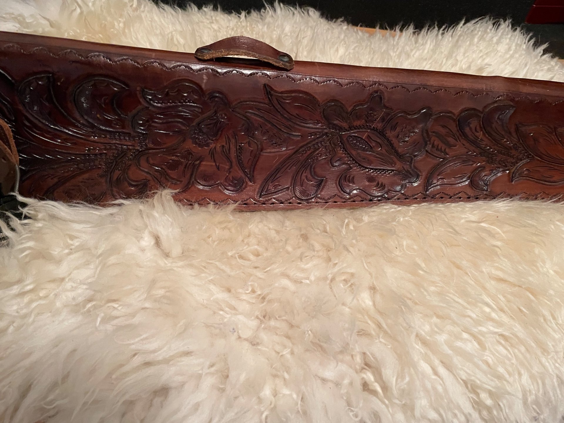 Gewehrtasche aus geprägtem Leder und Fell – Bild 2