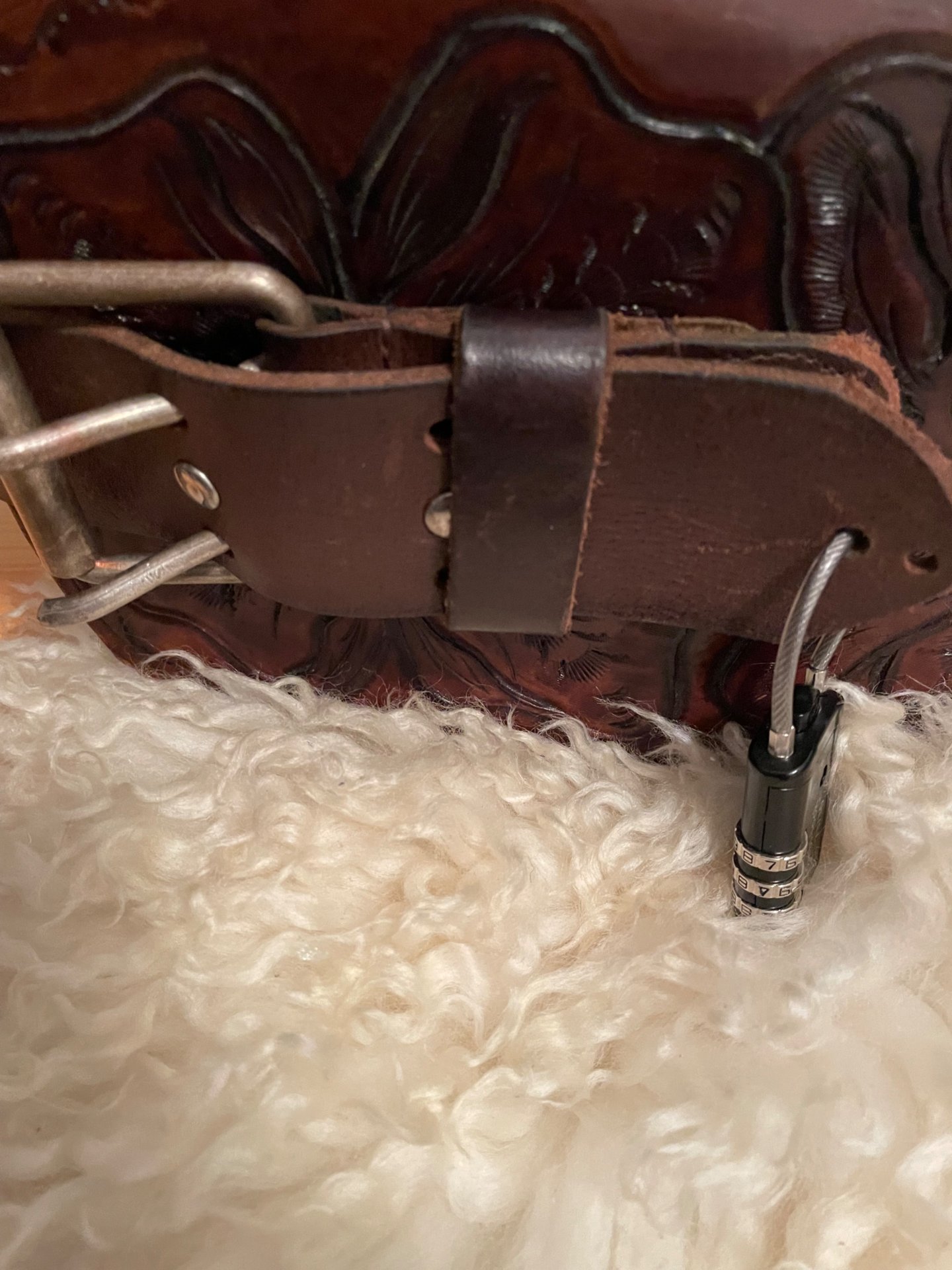 Gewehrtasche aus geprägtem Leder und Fell – Bild 3