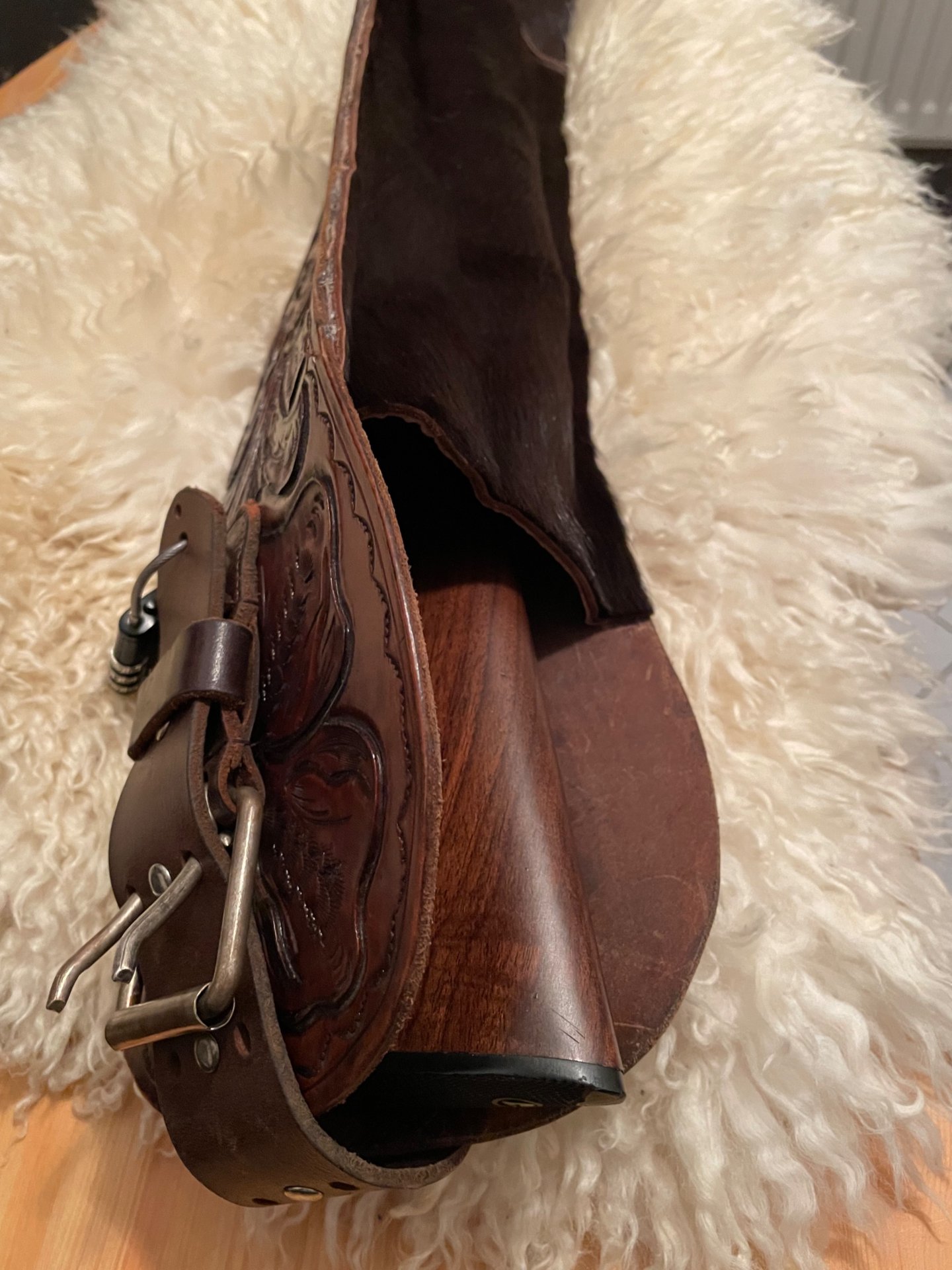 Gewehrtasche aus geprägtem Leder und Fell – Bild 1