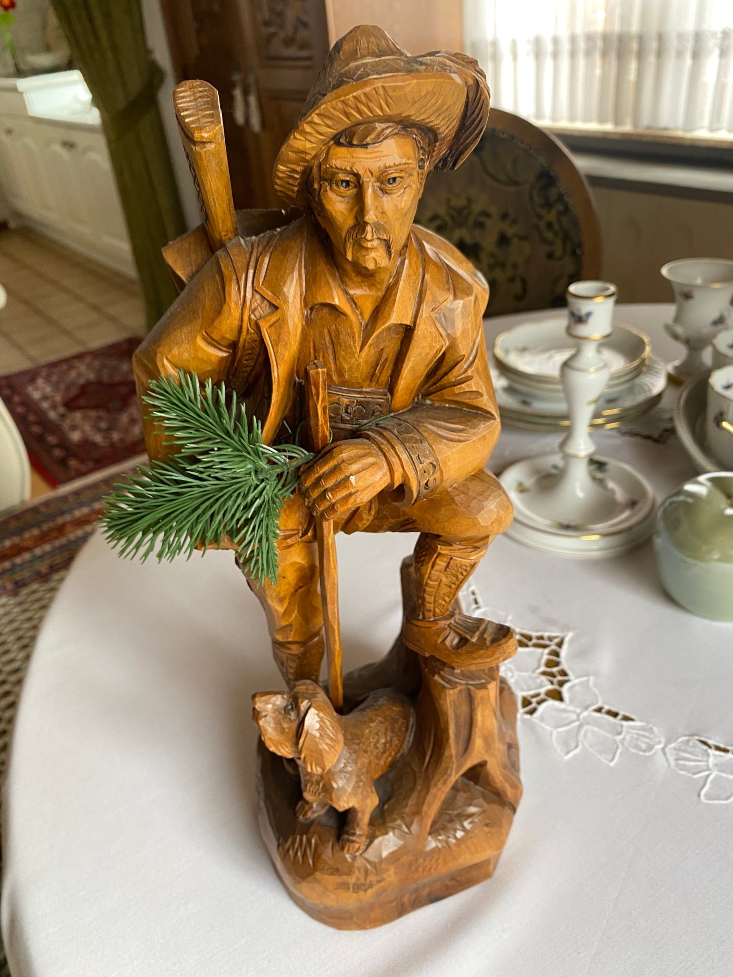 Jäger aus Holz geschnitzt – attēls 1