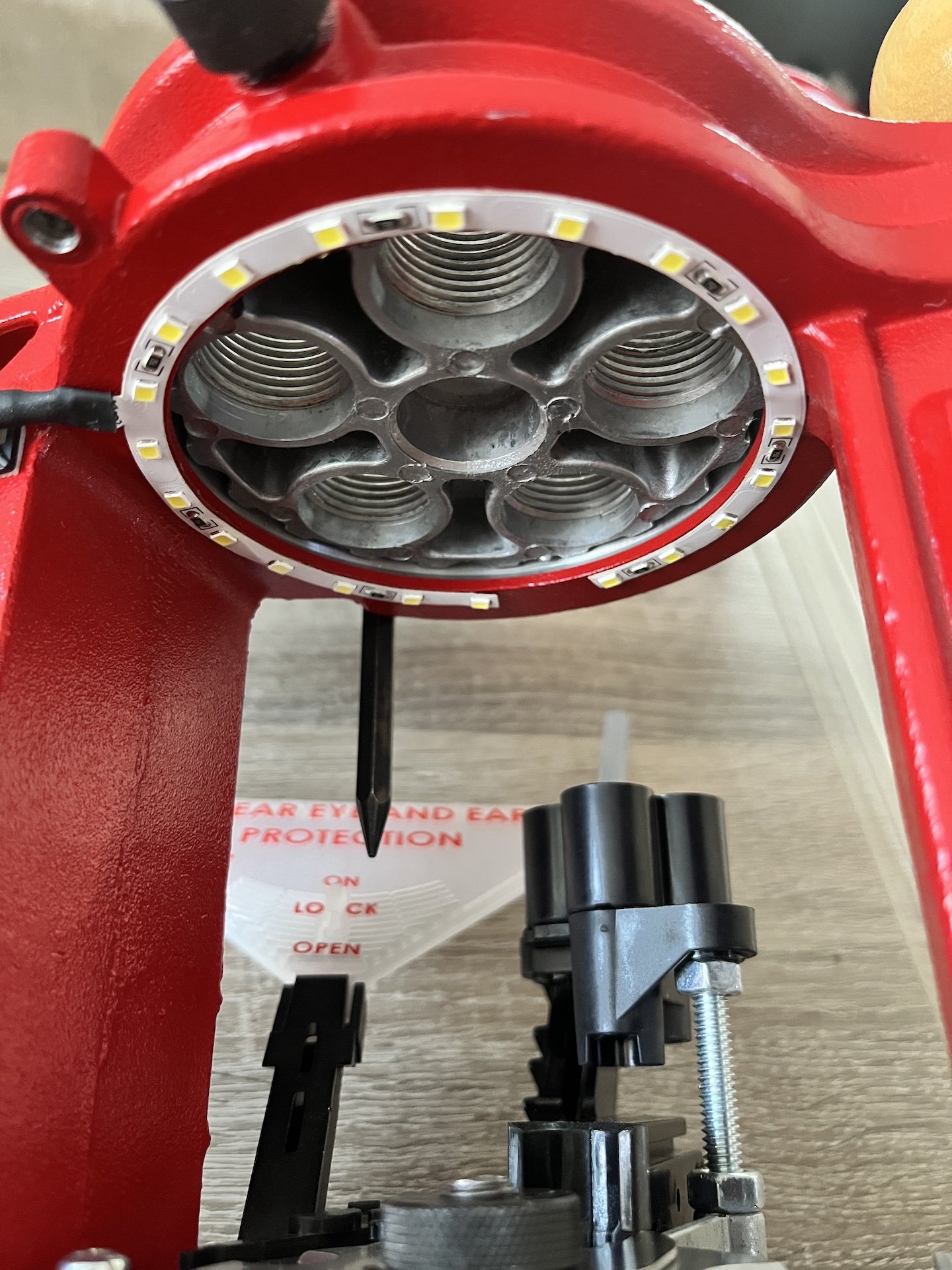 Lee Loadmaster Wiederladepresse + 2 Schnellwechseleinsätze + 9mm Luger & .357 Mag Shellplates – Bild 2