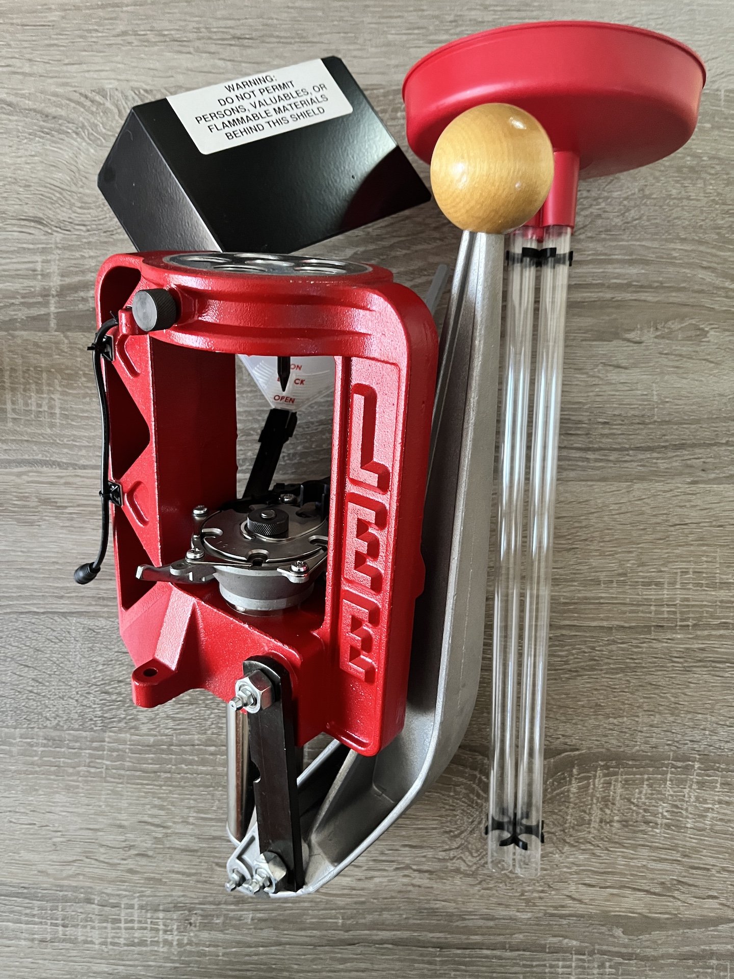 Lee Loadmaster Wiederladepresse + 2 Schnellwechseleinsätze + 9mm Luger & .357 Mag Shellplates – Bild 1