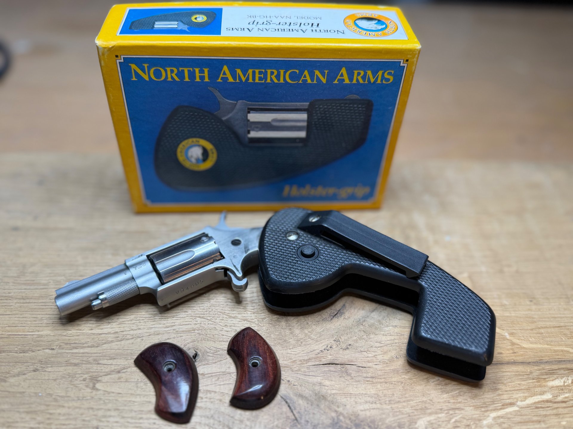 NAA Mini-Revolver .22 l.r. – Stainless Steel – Inkl. originalen Holzgriffschalen UND Holster Grip! – Bild 2