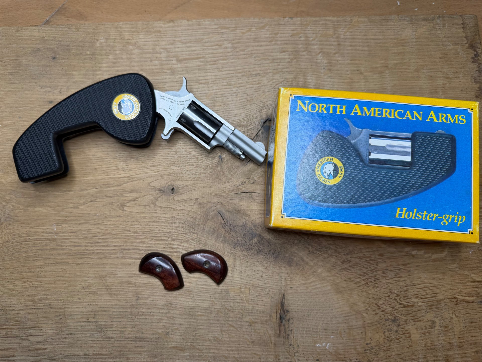 NAA Mini-Revolver .22 l.r. – Stainless Steel – Inkl. originalen Holzgriffschalen UND Holster Grip! – Bild 3