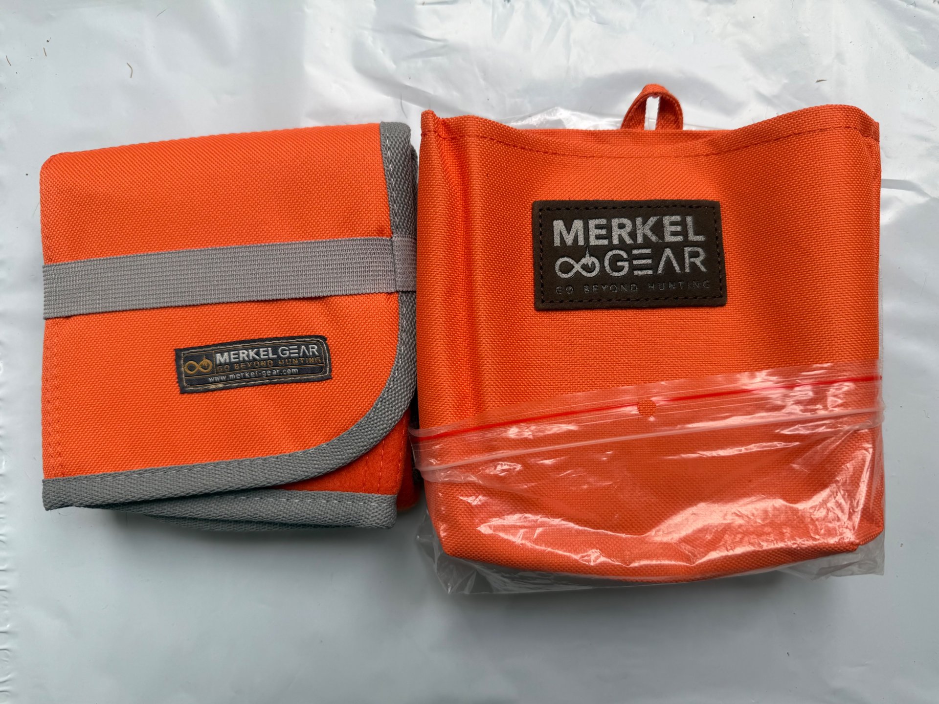 Faltbare, signalfarbene Sitzunterlage v. Merkel Gear – Bild 1