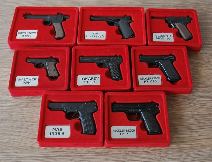 -- 8 PISTOLENMINIATUREN -- – 1. kép