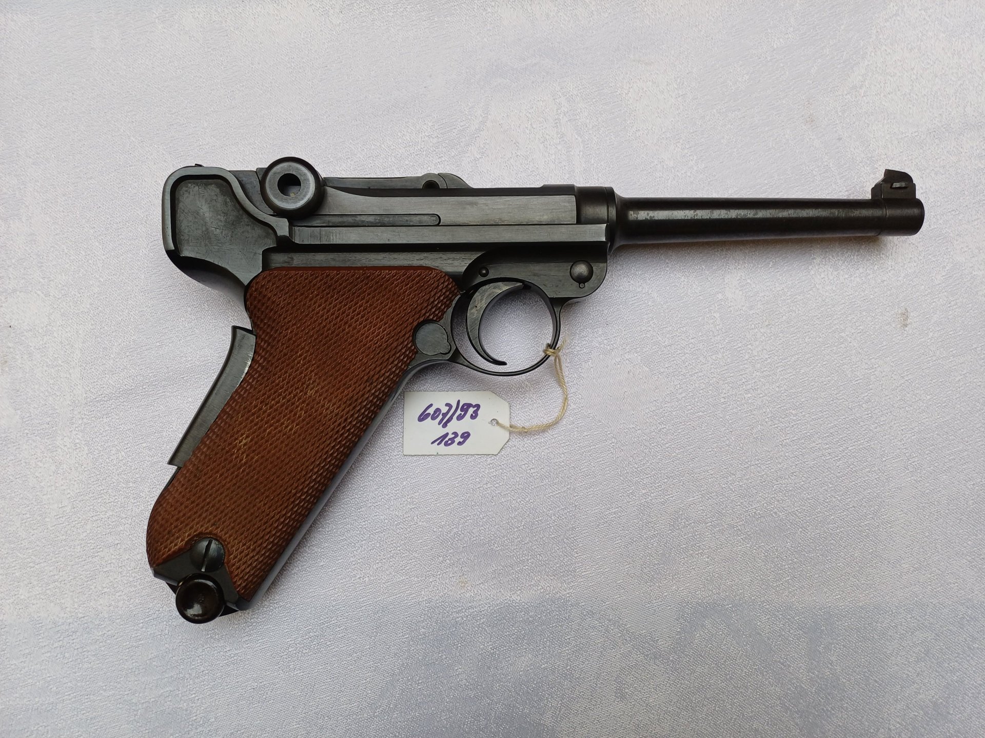 Schweizer Ordonnanzpistole W+F 06/29 mit roten Canevasit Griffschalen – Bild 2