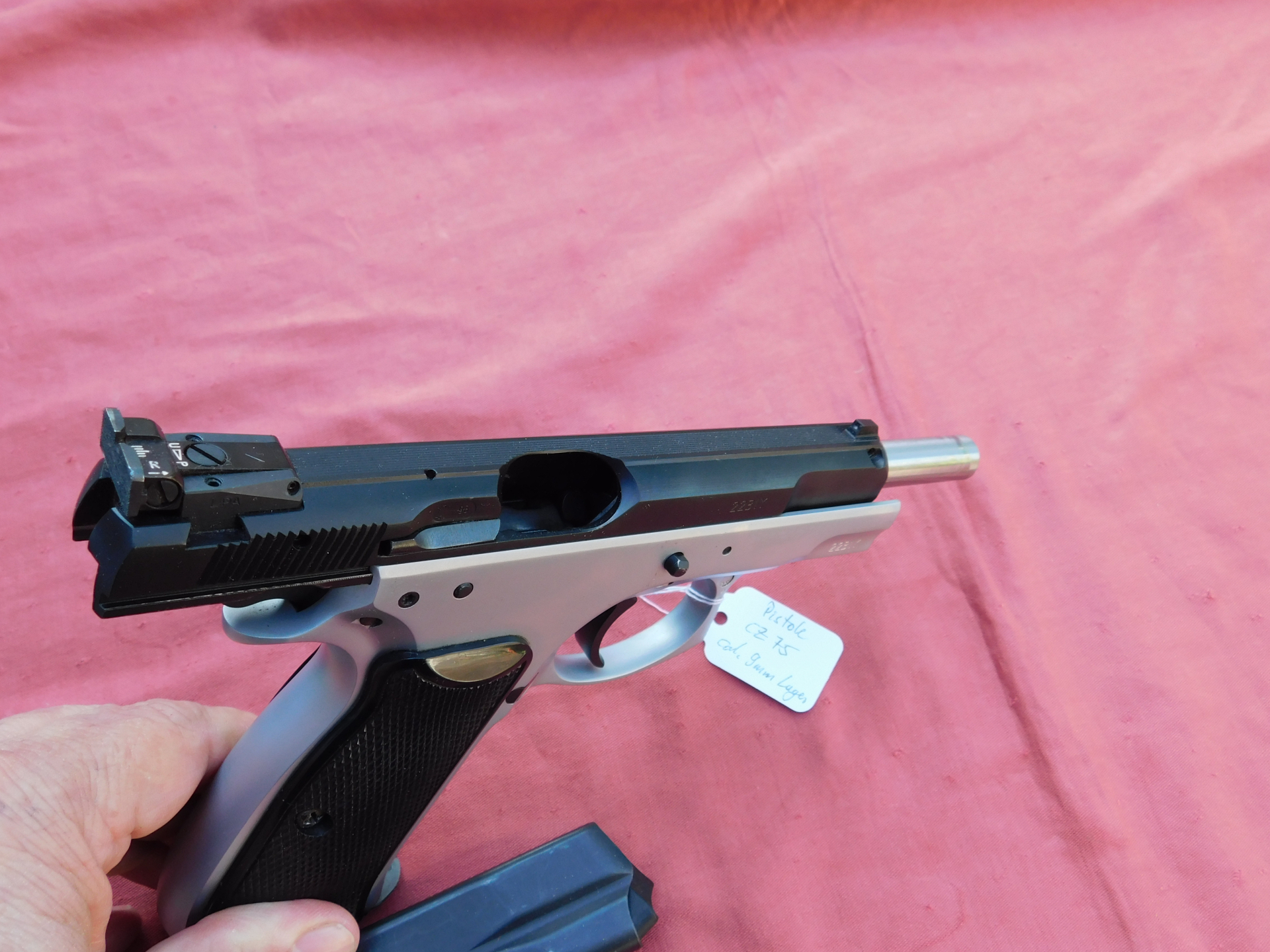 CZ 75 Pistole Doutone Stainless Griffstück Kal. 9 mm Luger mit Reservemagazin und Koffer, neuwert. – Bild 4