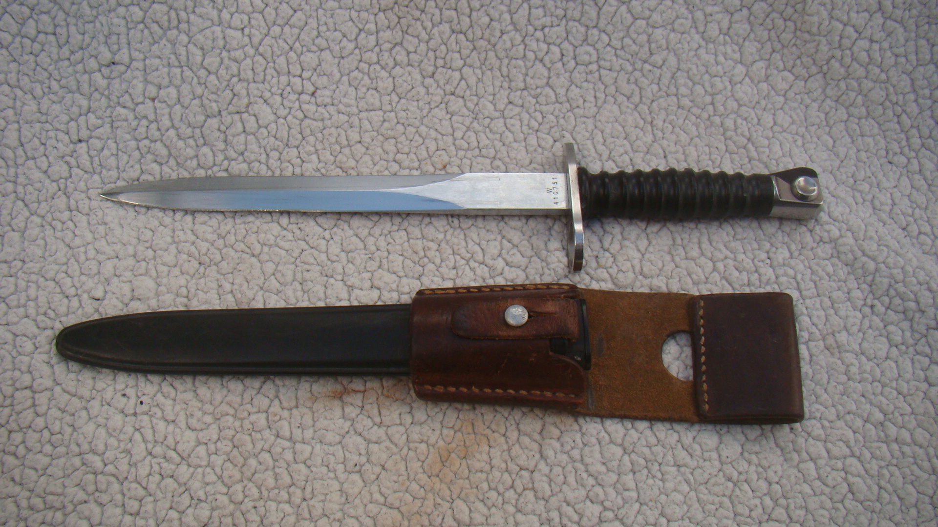 Schweizer Stgw.57 Bajonett mit herstellermarkiertem Lederkoppelschuh – Bild 1