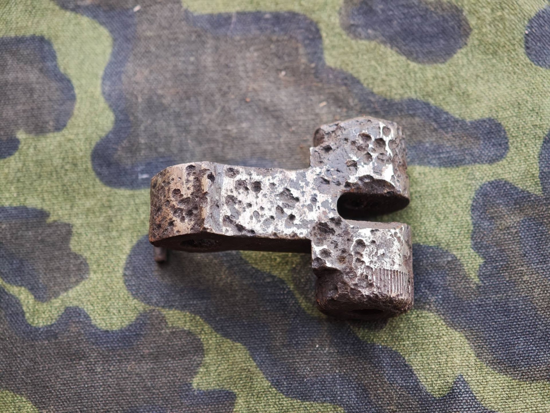Luger P08 Hinteres Kniegelenk – Bodenfund – Bild 1