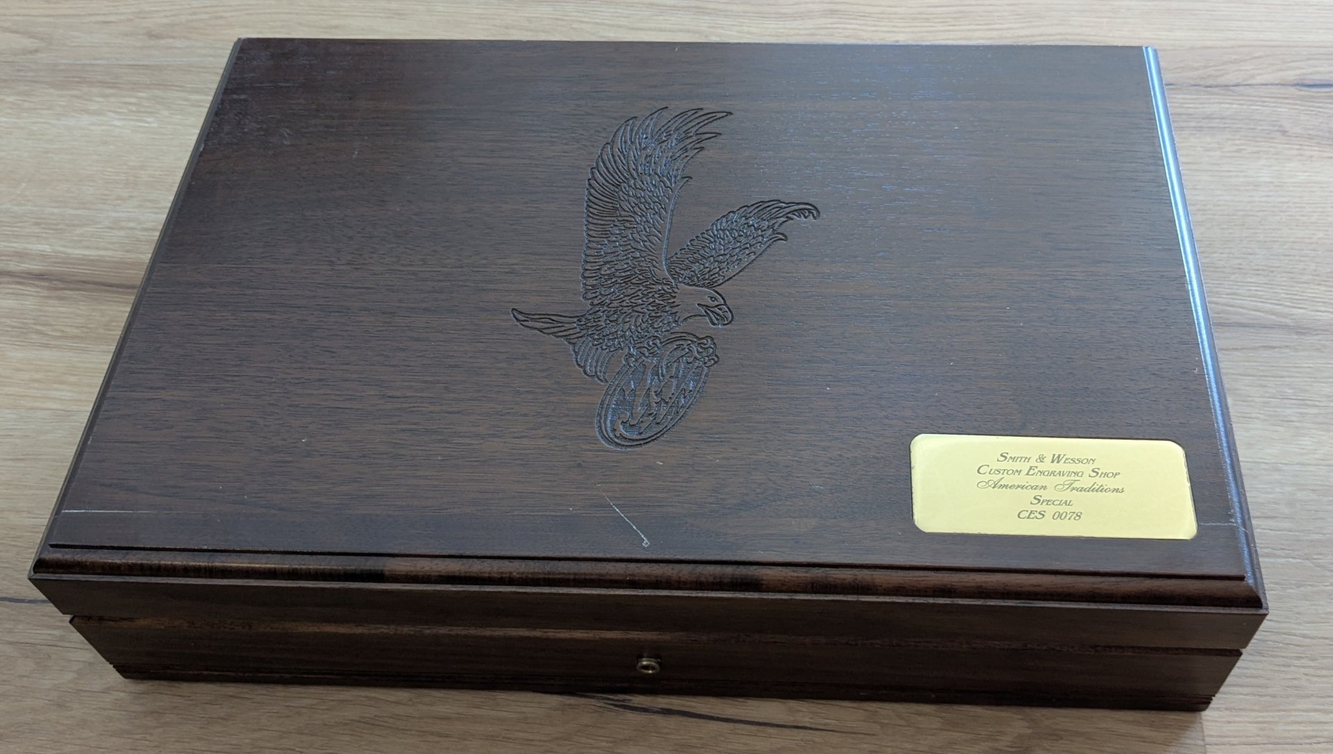 Original Smith & Wesson Holzschatulle „American Traditions“ + passende Gürtelschnalle (CES 0078) – Bild 1