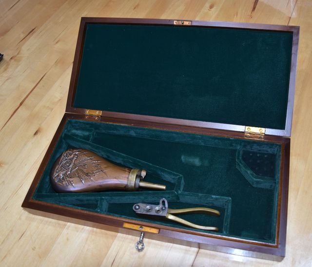 Hochwertige Nussholz-Präsentationsbox für Colt Army 1860 - mit Kugelzange & Pulverflasche – Bild 3