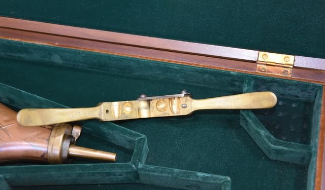 Hochwertige Nussholz-Präsentationsbox für Colt Army 1860 - mit Kugelzange & Pulverflasche – Bild 4