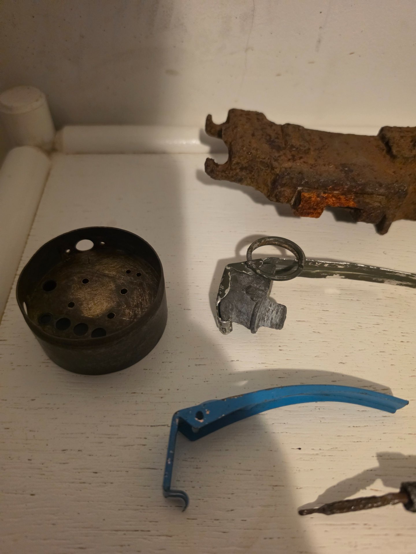 Militaria-Bodenfund Konvolut – Stielhandgranate M43 Teile, Eierhandgranate 17, DM51, MG-Teil – Bild 2