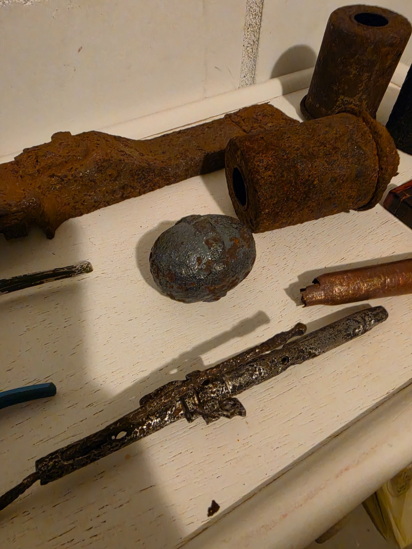Militaria-Bodenfund Konvolut – Stielhandgranate M43 Teile, Eierhandgranate 17, DM51, MG-Teil – Bild 3