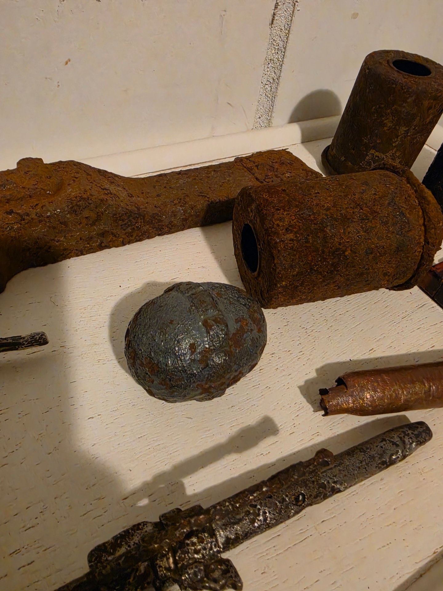 Militaria-Bodenfund Konvolut – Stielhandgranate M43 Teile, Eierhandgranate 17, DM51, MG-Teil – Bild 5