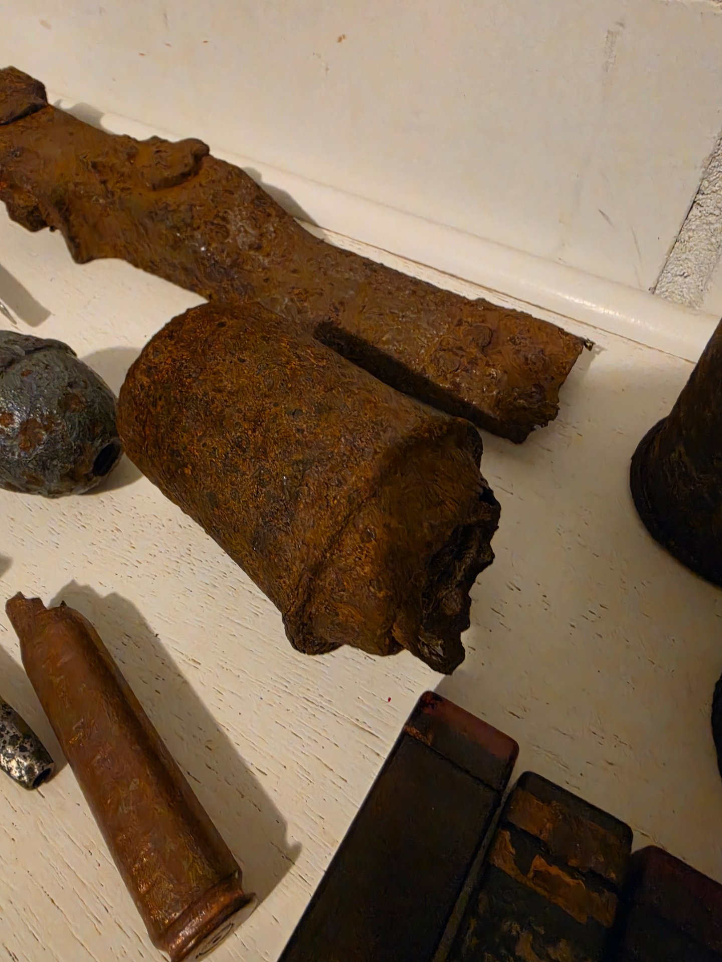 Militaria-Bodenfund Konvolut – Stielhandgranate M43 Teile, Eierhandgranate 17, DM51, MG-Teil – Bild 6