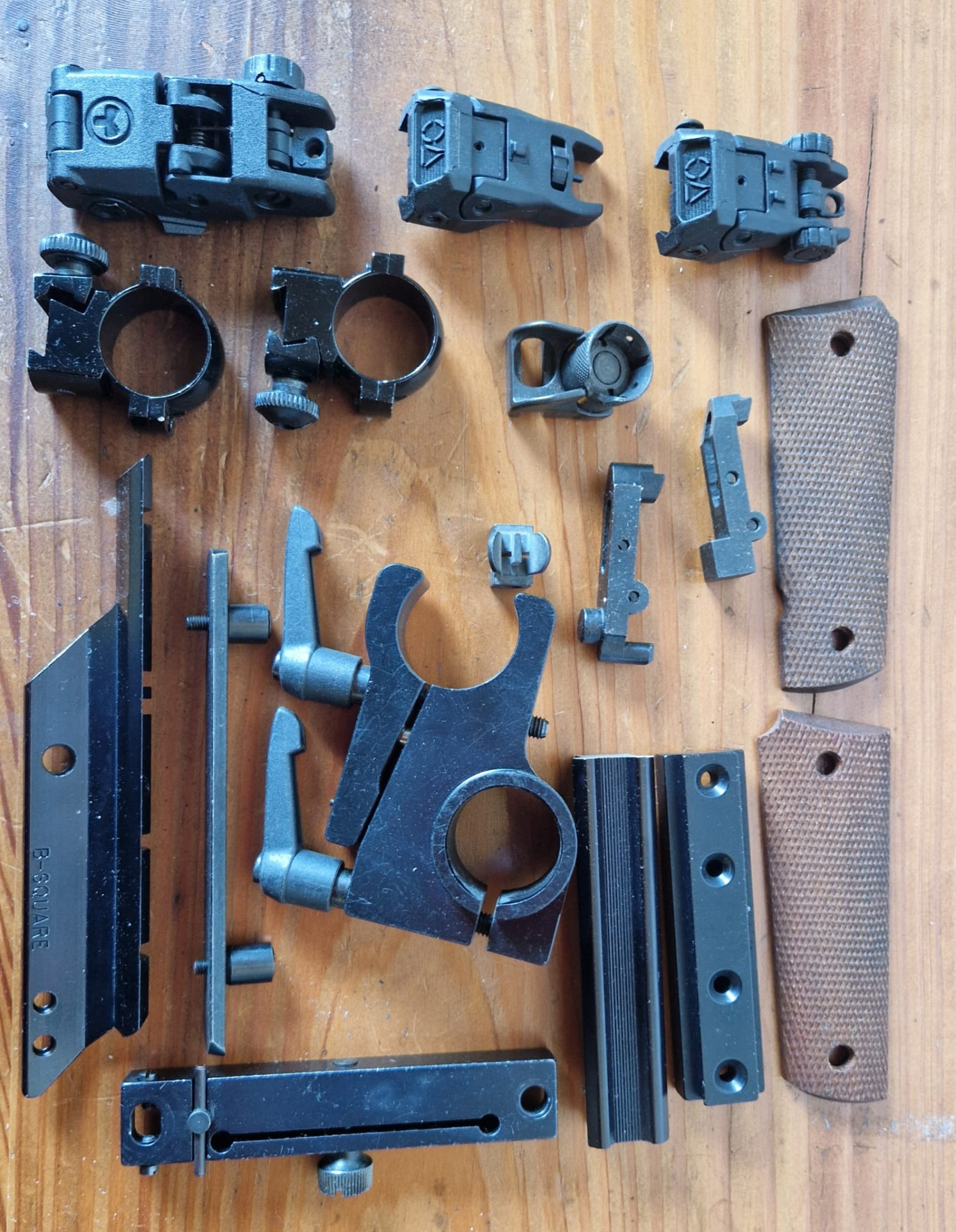 Konvolut Visierteile und Griffschalen – Bild 1