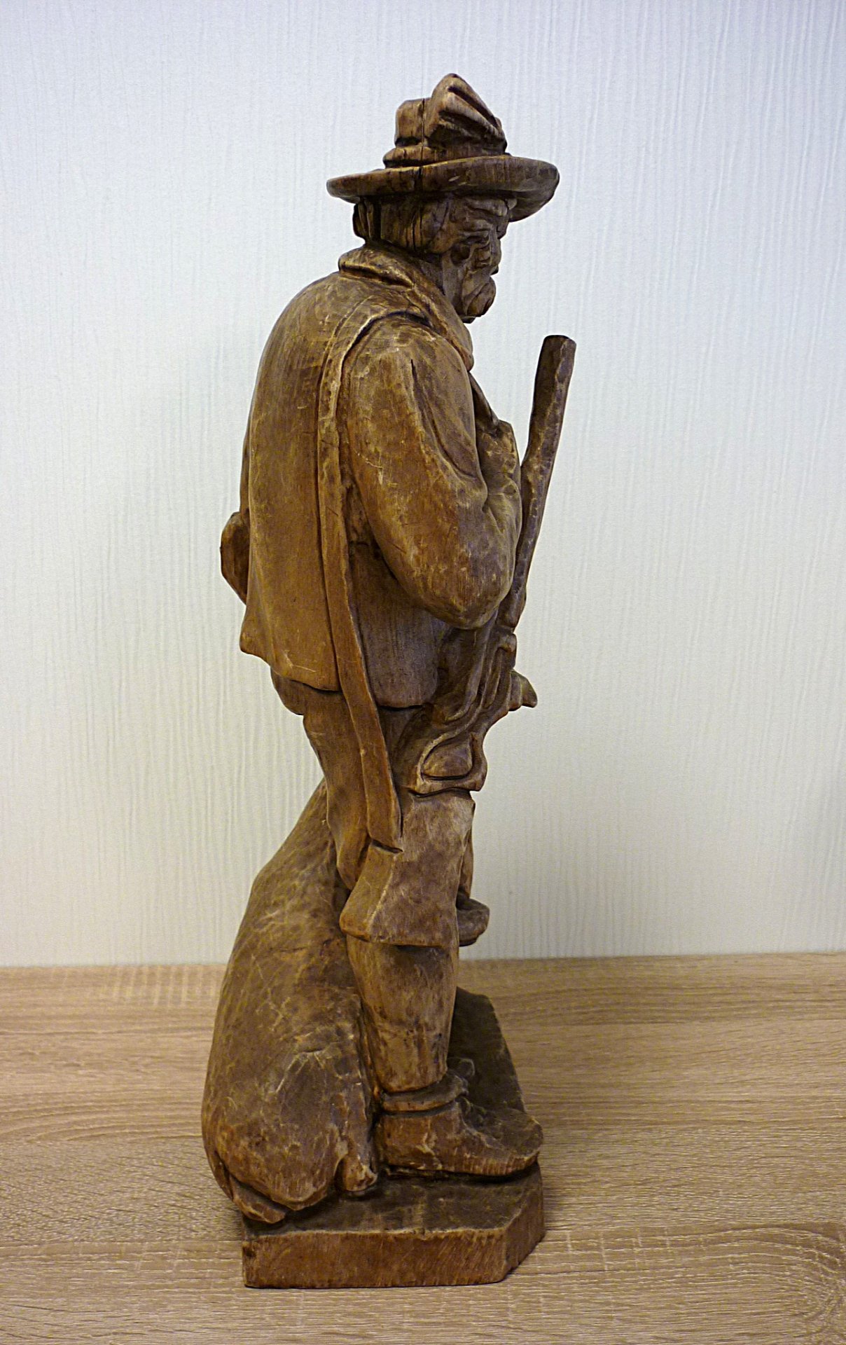 Große Jagd Holzfigur Jäger mit erlegten Hirsch – Bild 5