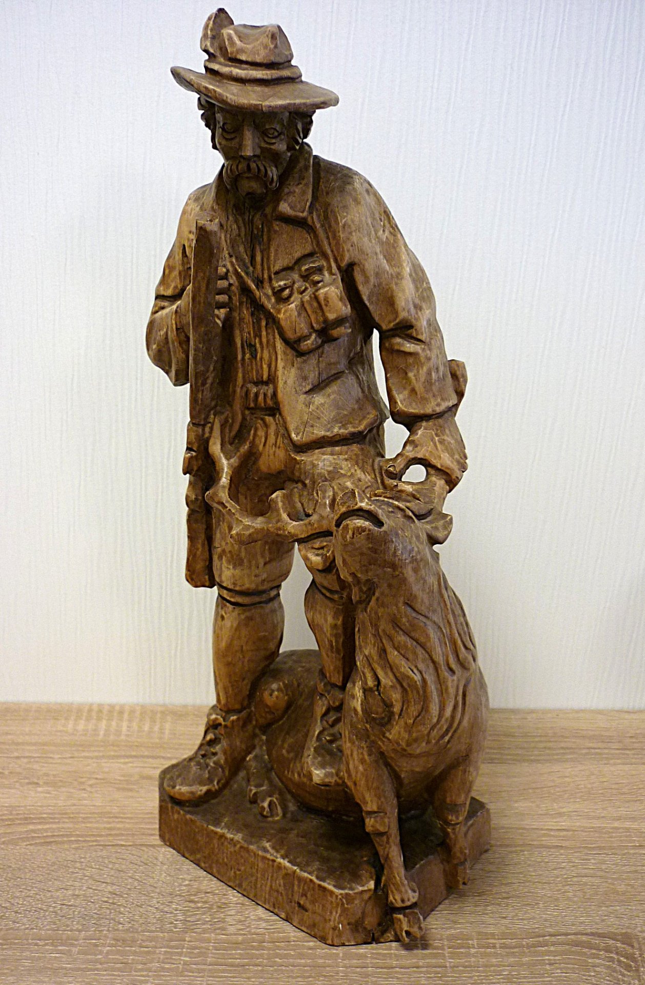 Große Jagd Holzfigur Jäger mit erlegten Hirsch – Bild 2