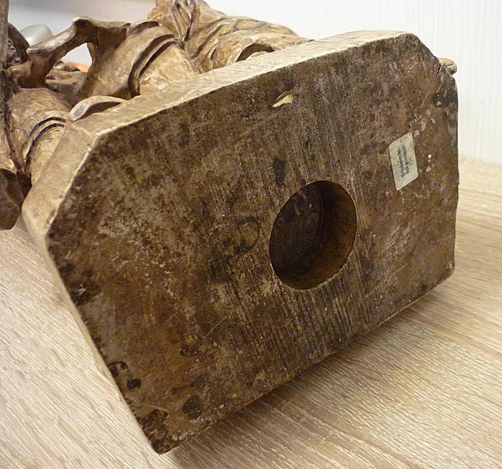 Große Jagd Holzfigur Jäger mit erlegten Hirsch – Bild 6